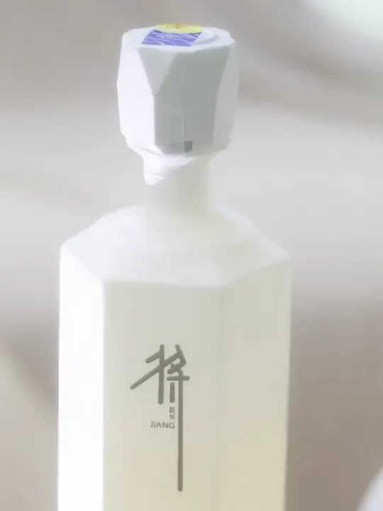 Product film client work: a bottle presented on a plinth